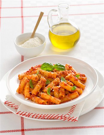 simsearch:659-06154008,k - Maccheroni alla nduja (pasta with tomato sauce, spicy sausage and basil, Italy) Foto de stock - Sin royalties Premium, Código: 659-08940504