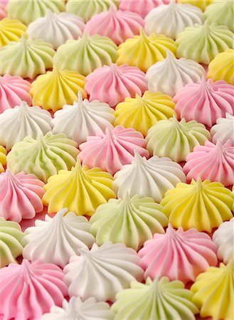 simsearch:659-06903385,k - Pastel coloured meringues Foto de stock - Royalty Free Premium, Número: 659-08940506