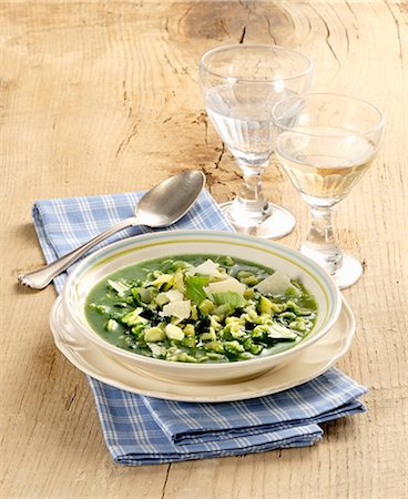 simsearch:659-07958983,k - Minestra verde (green vegetable soup, Italy) Foto de stock - Sin royalties Premium, Código: 659-08940508