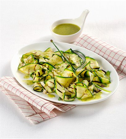 simsearch:659-07028674,k - Warm courgette salad Stockbilder - Premium RF Lizenzfrei, Bildnummer: 659-08940500