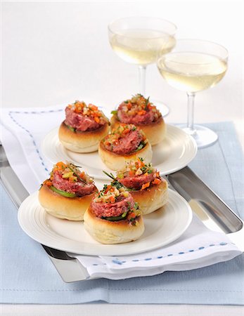 simsearch:659-06188166,k - Pane condito con cotechino (rolls topped with raw sausage meat, Italy) Photographie de stock - Premium Libres de Droits, Code: 659-08940513