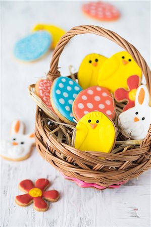 easter dish - Colourful Easter biscuits in a basket Photographie de stock - Premium Libres de Droits, Code: 659-08940526