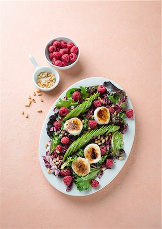 simsearch:659-07597294,k - Mixed leaf salad with avocado, raspberries, goat's cheese and pine nuts Photographie de stock - Premium Libres de Droits, Code: 659-08940532
