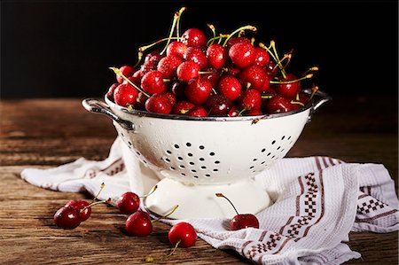simsearch:659-09124867,k - Cherries in a colander Stock Photo - Premium Royalty-Free, Code: 659-08940540
