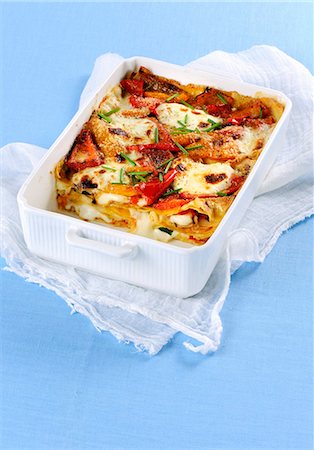 simsearch:659-08418999,k - Teglia di pane carasau, peperoni e crescenza (spicy bread bake, Italy) Stock Photo - Premium Royalty-Free, Code: 659-08940558