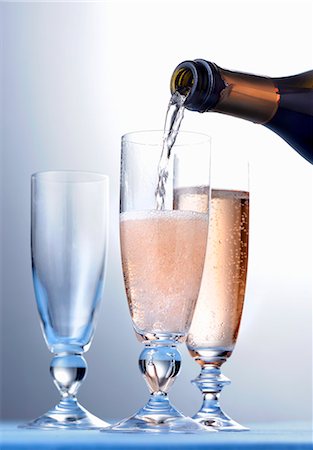 simsearch:659-08905395,k - Rosé champagne being poured Photographie de stock - Premium Libres de Droits, Code: 659-08940553