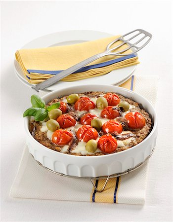 simsearch:659-08512948,k - Pizza di carne (minced meat pizza, Italy) Foto de stock - Sin royalties Premium, Código: 659-08940568