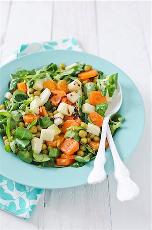 simsearch:659-06155025,k - Lamb's lettuce with carrots, chickpeas and cheese Photographie de stock - Premium Libres de Droits, Code: 659-08940589