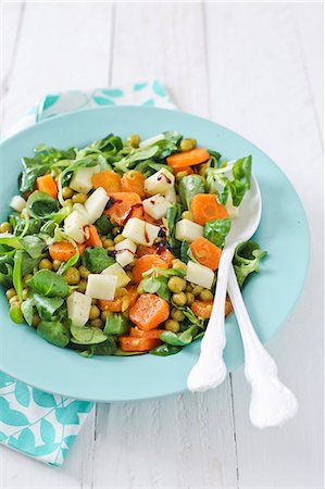 simsearch:659-08940368,k - Lamb's lettuce with carrots, chickpeas and cheese Foto de stock - Sin royalties Premium, Código: 659-08940589