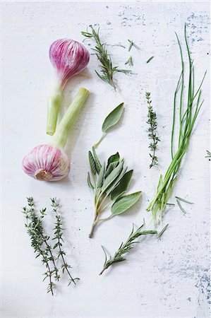 An arrangement of fresh garlic and various herbs Photographie de stock - Premium Libres de Droits, Code: 659-08940594