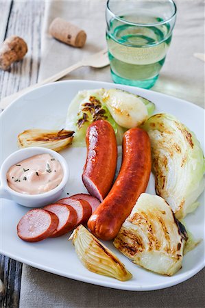simsearch:659-03524002,k - Sausages with grilled vegetables and sauce Photographie de stock - Premium Libres de Droits, Code: 659-08940596