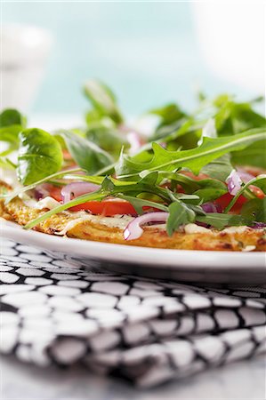 simsearch:659-06902431,k - Gluten-free Romanesco broccoli pizza with rocket and tomatoes Foto de stock - Sin royalties Premium, Código: 659-08940605