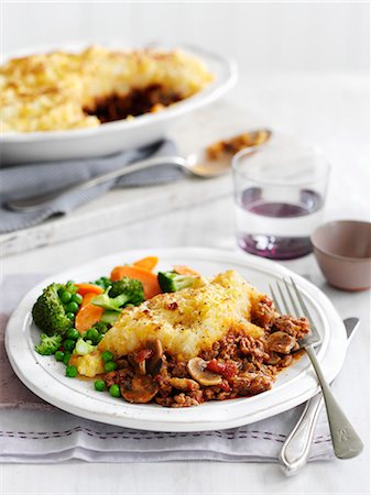 Cottage pie with a side of vegetables Stock Photo - Premium Royalty-Free, Code: 659-08940618