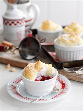 simsearch:659-06188524,k - Gratinated raspberries topped with meringue Photographie de stock - Premium Libres de Droits, Code: 659-08940645