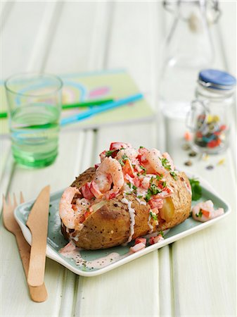 patata al horno - Quick jacket potato with prawns Foto de stock - Sin royalties Premium, Código: 659-08940642