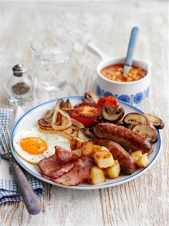 fried eggs and bacon baked beans - A classic English breakfast Stock Photo - Premium Royalty-Free, Code: 659-08940659