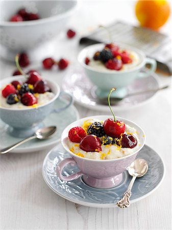 simsearch:659-08905880,k - Semolina pudding with berries and cherries Photographie de stock - Premium Libres de Droits, Code: 659-08940669