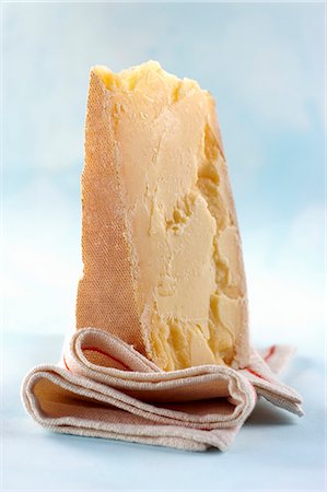 simsearch:659-08940680,k - Bagos (cow's milk cheese made from semi-skimmed milk, Italy) Foto de stock - Royalty Free Premium, Número: 659-08940680