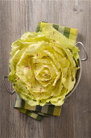 simsearch:659-06183665,k - Radicchio di Castelfranco in a colander Photographie de stock - Premium Libres de Droits, Code: 659-08940698