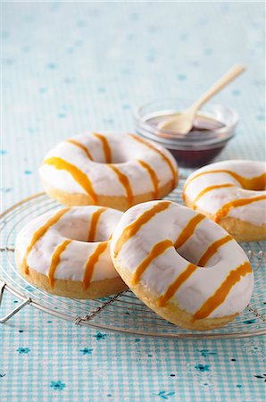 simsearch:659-08418897,k - Doughnuts with icing and caramel stripes Photographie de stock - Premium Libres de Droits, Code: 659-08940713