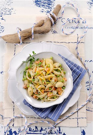 simsearch:659-07028313,k - Conchiglie alla tartara di pesce (shell pasta with fish tartare, Italy) Stock Photo - Premium Royalty-Free, Code: 659-08940720