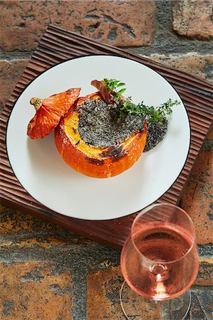 A whole braised Hokkaido pumpkin filled with amaranth and mountain cheese risotto Photographie de stock - Premium Libres de Droits, Code: 659-08940734