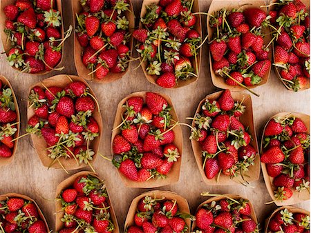 simsearch:659-08940853,k - Cardboard punnets of wild strawberries at an organic market Photographie de stock - Premium Libres de Droits, Code: 659-08940742