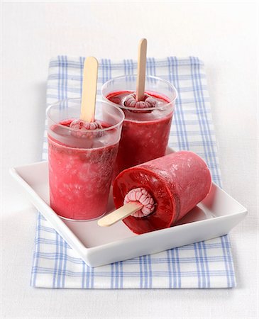 fabric serviette - Homemade raspberry ice cream sticks Stock Photo - Premium Royalty-Free, Code: 659-08940755