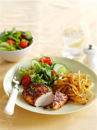 simsearch:659-07959346,k - Tomato and basil chicken with chips and salad Stockbilder - Premium RF Lizenzfrei, Bildnummer: 659-08940782