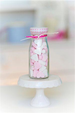 simsearch:659-08512778,k - Pink and white peppermint hearts in a small glass bottle Photographie de stock - Premium Libres de Droits, Code: 659-08940798