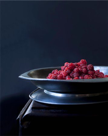 simsearch:659-03537384,k - Wild raspberries on a metal plate Foto de stock - Royalty Free Premium, Número: 659-08940808