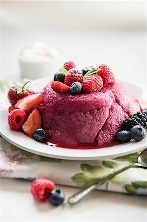 simsearch:659-06186224,k - Summer pudding on a plate with fresh berries Foto de stock - Sin royalties Premium, Código: 659-08940809