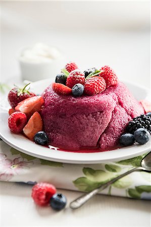 simsearch:659-09125729,k - Summer pudding on a plate with fresh berries Photographie de stock - Premium Libres de Droits, Code: 659-08940809