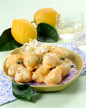 simsearch:659-07958983,k - Pasta cresciuta (spicy deep-fried pastries, Italy) Foto de stock - Sin royalties Premium, Código: 659-08940838