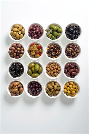 simsearch:700-06809014,k - Various prepared olives in white bowls Foto de stock - Royalty Free Premium, Número: 659-08940831