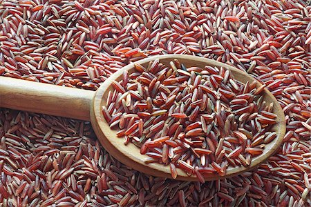 simsearch:659-08896153,k - Red rice on a spoon on top of a pile of red rice Foto de stock - Sin royalties Premium, Código: 659-08940846