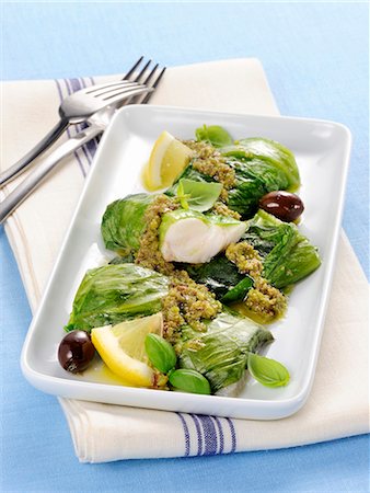 simsearch:659-08906709,k - Hake and lettuce rolls with a green olive sauce and lemons Foto de stock - Sin royalties Premium, Código: 659-08940849