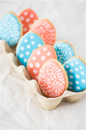 simsearch:659-08906282,k - Colourful Easter egg biscuits in an egg box Photographie de stock - Premium Libres de Droits, Code: 659-08940843