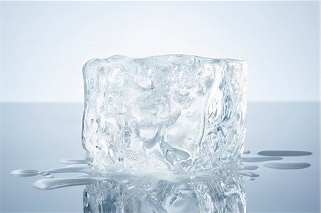 simsearch:659-08940852,k - A block of ice on a reflective surface Foto de stock - Sin royalties Premium, Código: 659-08940852