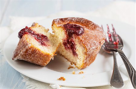 simsearch:659-08940796,k - A doughnut muffin with raspberry jam, sliced Photographie de stock - Premium Libres de Droits, Code: 659-08940862