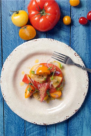 simsearch:659-06155025,k - A summery heirloom tomato salad (seen from above) Photographie de stock - Premium Libres de Droits, Code: 659-08940871