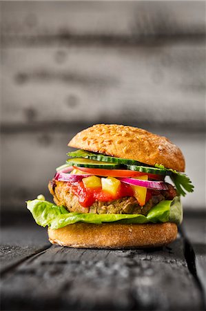simsearch:659-08420157,k - A gluten-free veggie burger Stockbilder - Premium RF Lizenzfrei, Bildnummer: 659-08940904