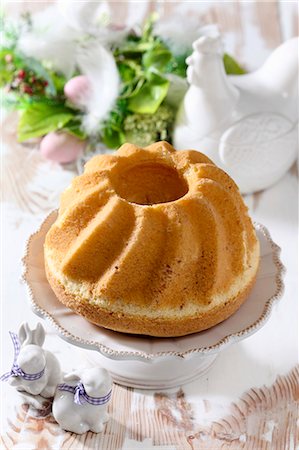 eggs on table - An Easter Bundt cake Stock Photo - Premium Royalty-Free, Code: 659-08940906