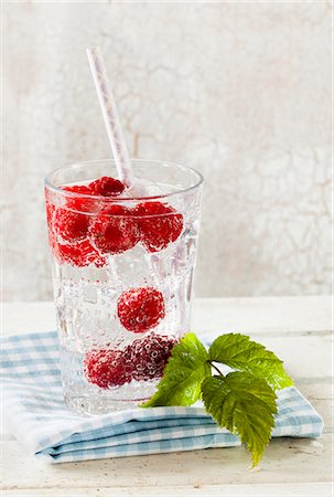 simsearch:659-08940927,k - Raspberry spritzer: mineral water flavoured with fresh raspberries Foto de stock - Sin royalties Premium, Código: 659-08940924