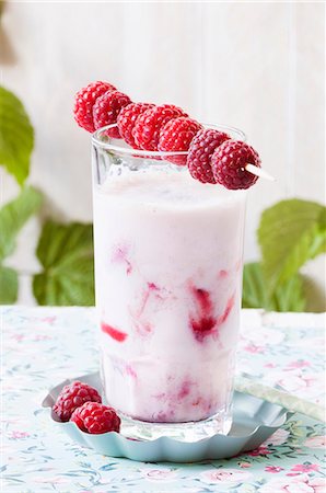 simsearch:659-03528478,k - Raspberry smoothie with yoghurt Photographie de stock - Premium Libres de Droits, Code: 659-08940927