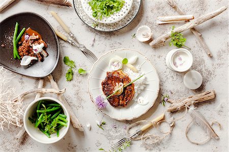 A table decorated with driftwood (seen from above) Stock Photo - Premium Royalty-Free, Code: 659-08940929