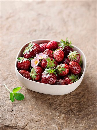 simsearch:659-06186066,k - Fresh strawberries in a small dish Stock Photo - Premium Royalty-Free, Code: 659-08940937