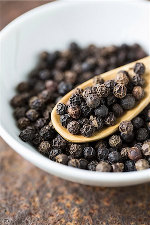 pepper (seasoning) - A bowl of black peppercorns (close-up) Photographie de stock - Premium Libres de Droits, Code: 659-08940942