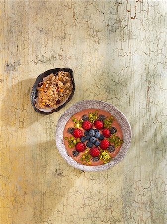 simsearch:659-07597410,k - Red pepper and raspberry smoothie bowl Photographie de stock - Premium Libres de Droits, Code: 659-08940954