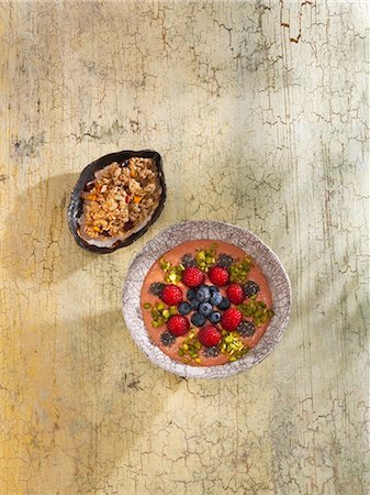 simsearch:659-08940952,k - Red pepper and raspberry smoothie bowl Stockbilder - Premium RF Lizenzfrei, Bildnummer: 659-08940954